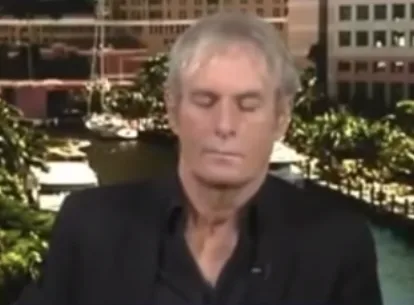 Michael Bolton tira cochilo durante entrevista ao vivo