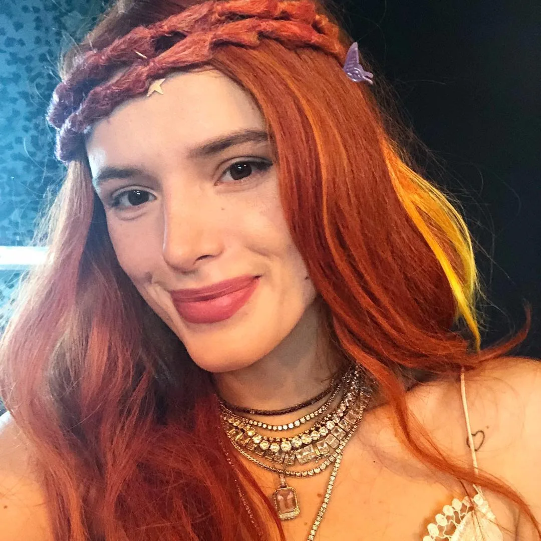 Bella Thorne aparece com as axilas com pelos em lançamento de filme