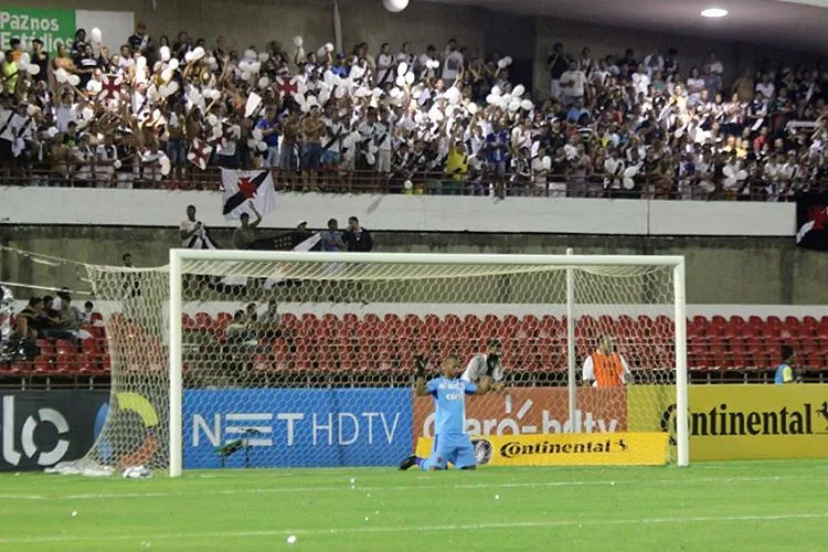 Em jogo com apagão, Vasco derrota o CRB e fica perto de vaga na Copa do Brasil