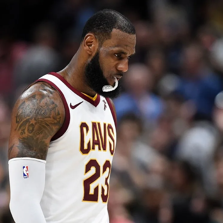 LeBron revela que jogou últimas partidas da final da NBA com a mão quebrada