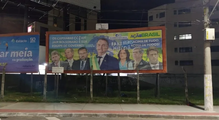 A guerra dos outdoors pró e contra Bolsonaro