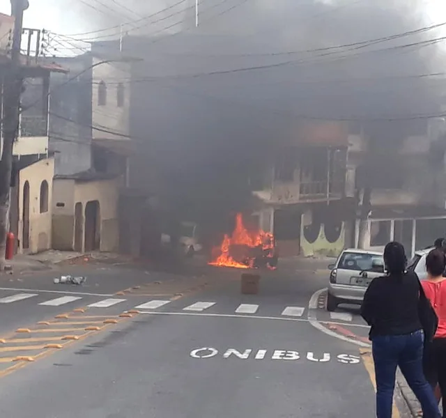 Carro pega fogo na rodovia Serafim Derenzi, em Vitória