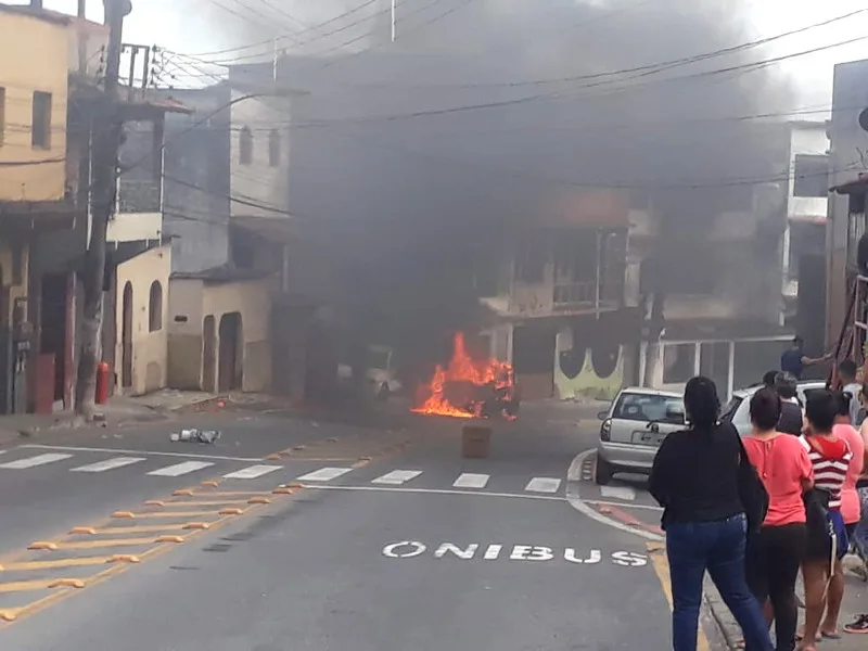 Carro pega fogo na rodovia Serafim Derenzi, em Vitória