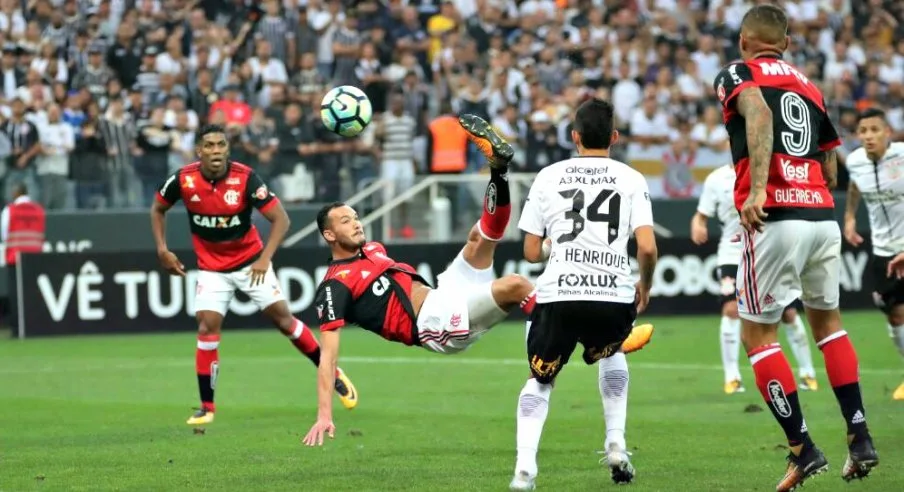 Corinthians e Flamengo empatam em jogo movimentado e com erro de arbitragem