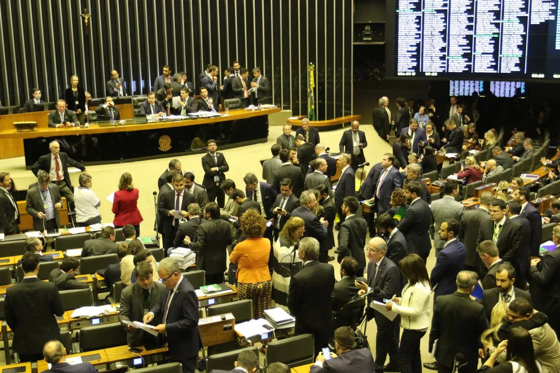 Plenário rejeita votação fatiada e inicia análise de mérito da reforma da Previdência