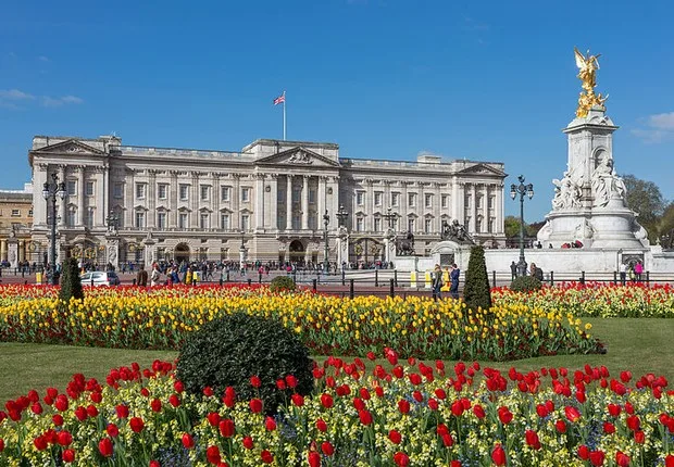 Em mensagem de vídeo, príncipe Charles exibe foto da família - mas ausência de príncipe Harry no clique chama a atenção