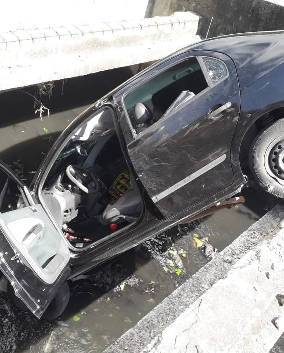 Motorista perde o controle do veículo e caí dentro de valão em Vila Velha