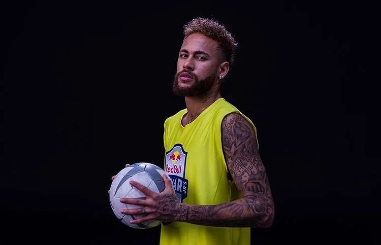 Apaixonado? Neymar se declara à bola de futebol, mas detalhe em comentário chama atenção: 'não fica com ciúmes