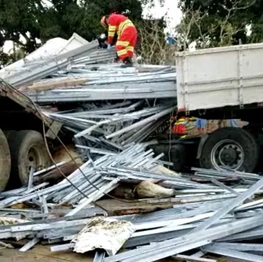 Duas pessoas morrem em grave acidente envolvendo carreta e caminhão na BR-101