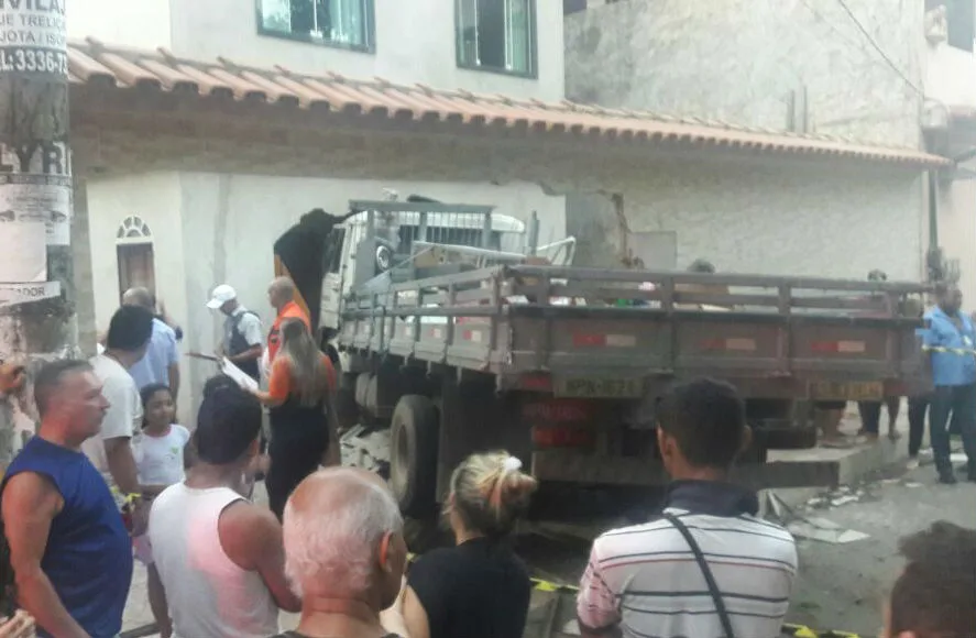 Caminhão perde o freio ao descer de ladeira e destrói casa em Cariacica