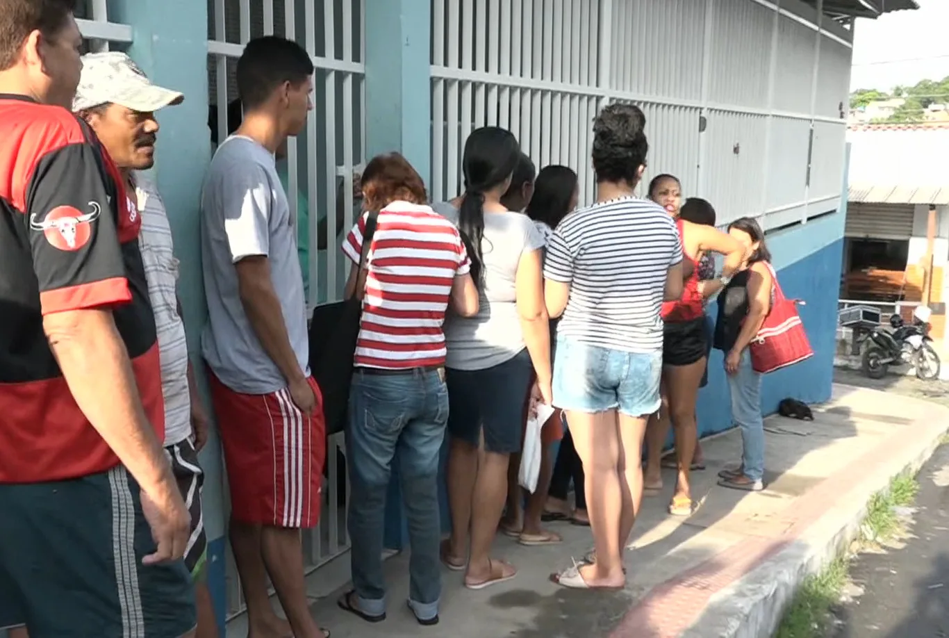 Sem atendimento, moradores protestam em frente a Unidade de Saúde em VV