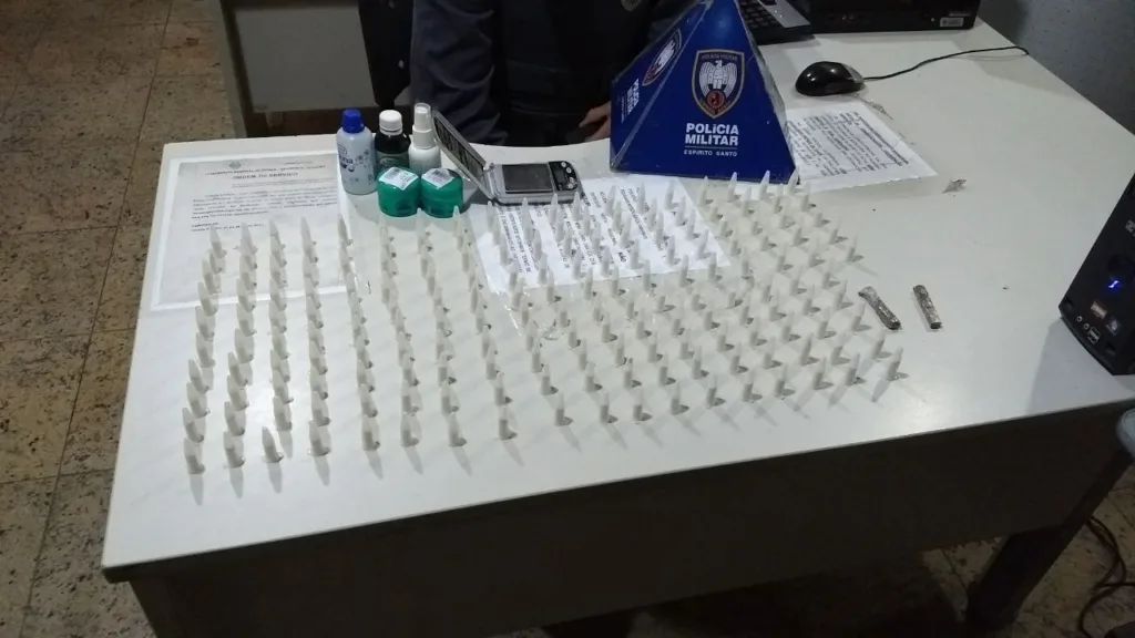 Menores são apreendidos com 185 pinos de cocaína em Vitória