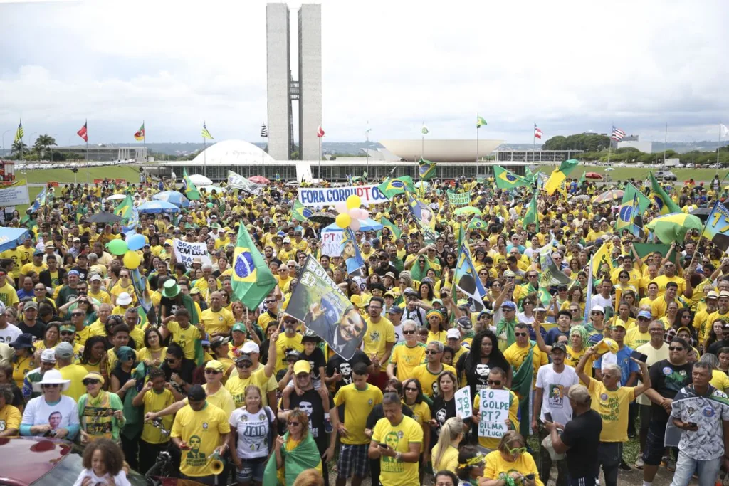 Manifestação a favor de Bolsonaro e contra o PT, na Esplanada dos Ministérios, em Brasília. Manifestação a favor de Bolsonaro e contra o PT, na Esplanada dos Ministérios, em Brasília.