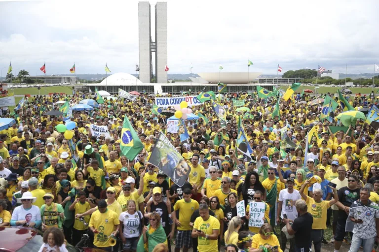 Manifestação a favor de Bolsonaro e contra o PT, na Esplanada dos Ministérios, em Brasília.