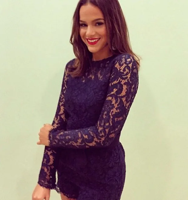 Bruna Marquezine usa look de aproximadamente três mil e 500 reais no palco do Faustão