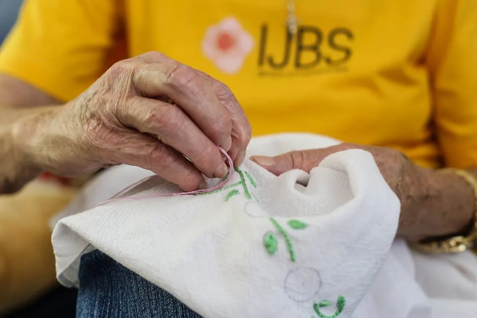 Especialista em artesanato vem ao ES para contar experiências aos voluntários do IJBS