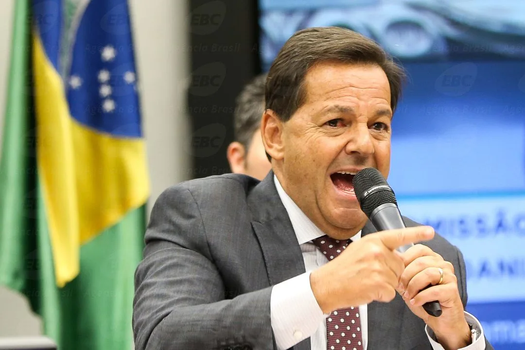 Brasília – O relator, deputado Sérgio Zveiter, durante sessão da Comissão de Constituição e Justiça da Câmara para discutir o parecer favorável à denúncia contra o presidente Michel Temer (Marcelo Camargo/Agência Brasil)