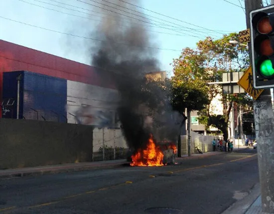 Fique atento motorista! Carro pega fogo e pista é interditada em Jardim Camburi