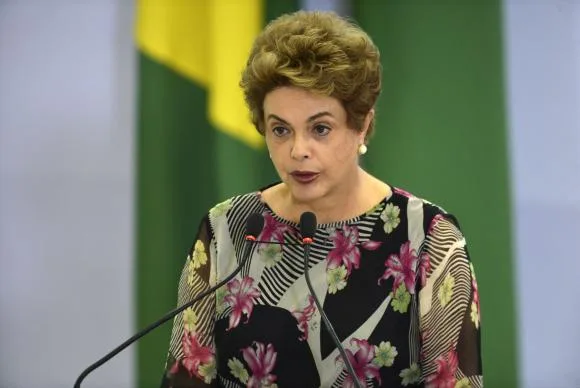 Dilma Rousseff assina carta pela democracia da faculdade de Direito da USP