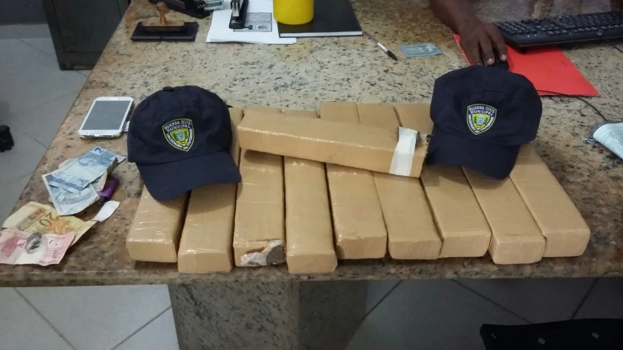 Guarda Municipal prende dupla com 8 kg de maconha na rodoviária de Cachoeiro