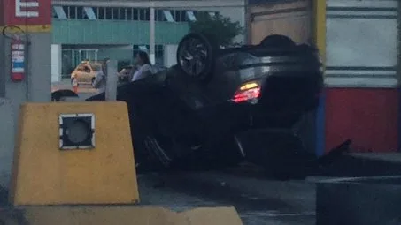 Carro capota na cabine do pedágio da Terceira Ponte nesta sexta-feira