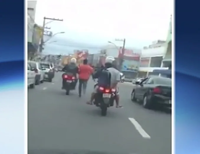 Suspeito de assalto é algemado em moto da Guarda Municipal de Vila Velha