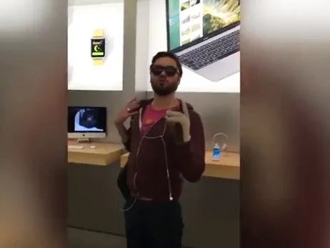 Homem tem ataque de fúria e promove quebra-quebra em loja da Apple. Veja o vídeo