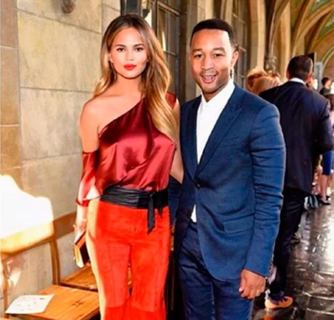 Chrissy Teigen curte a noite em casa exibindo barriguinha para os fãs!