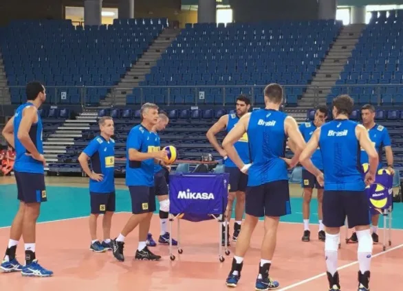 Seleção de vôlei inicia luta por fim de jejum na estreia da 'era' Renan Dal Zotto