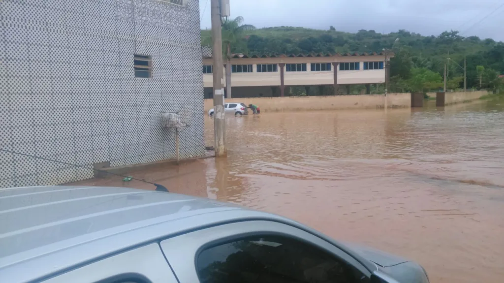 Transtornos com a chuva em Guarapari e Alfredo Chaves