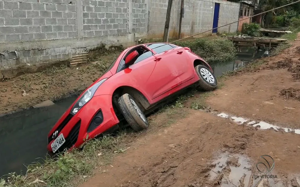 Motorista passa na lama, perde o controle e carro quase cai dentro de valão em Cariacica