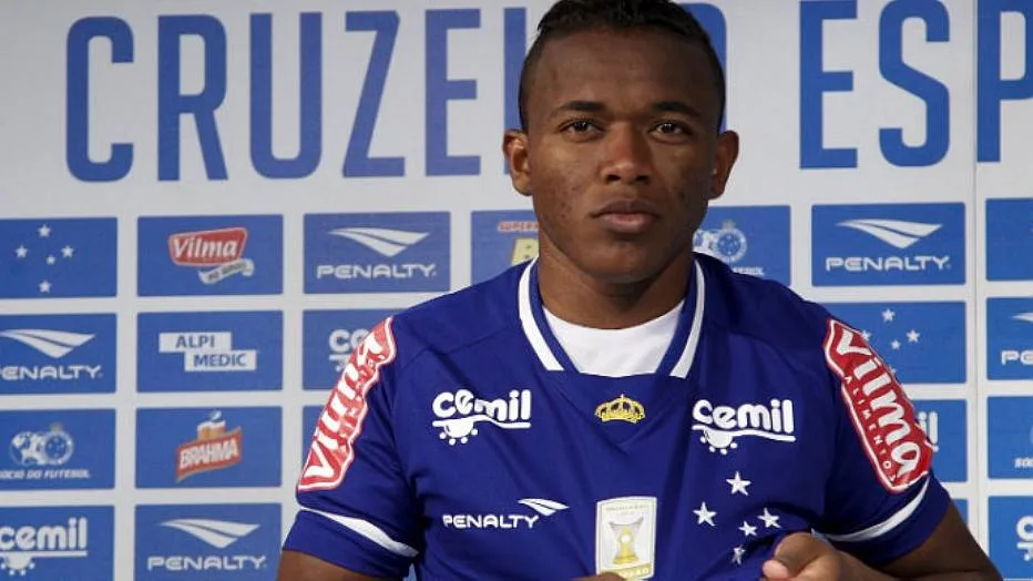 Cruzeiro joga futevôlei na reapresentação após derrota