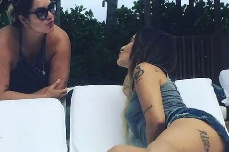 Cleo Pires posta foto de shortinho e revela tatuagem quase no bumbum