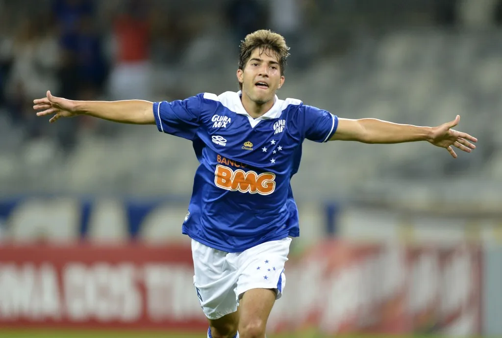 Lucas Silva é recebido com festa por cruzeirenses e promete reestrear logo