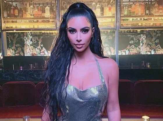 Kim Kardashian posta vídeo do pé e fala sobre rumores de que tem seis dedos