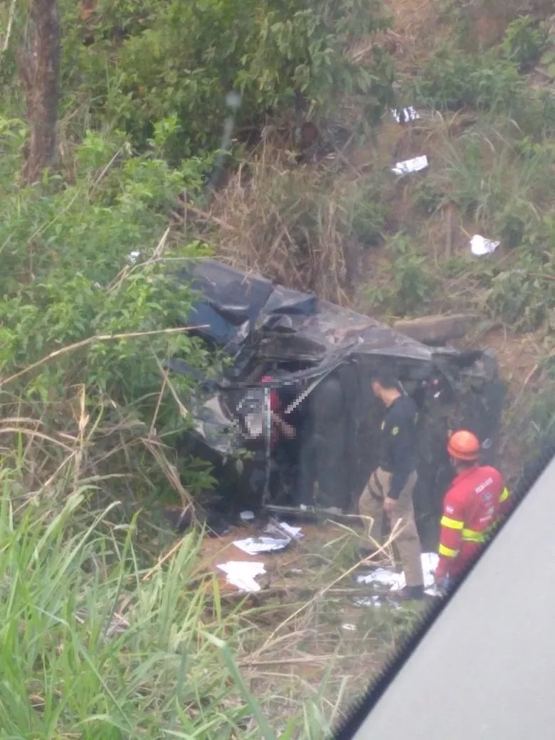 Motorista perde o controle do veículo, sai da pista e morre na BR-101 em Fundão