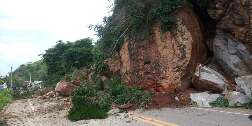 Desmoronamento de pedras interdita totalmente rodovia em Castelo