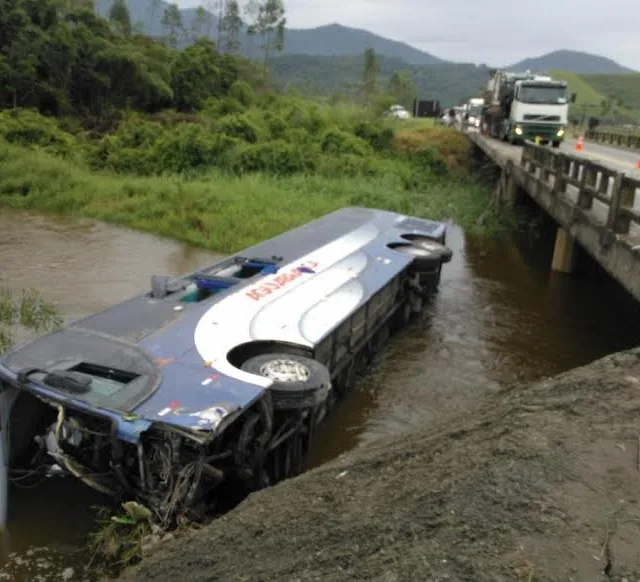 Acidente com ônibus que saiu de Vitória deixa dois mortos e 48 feridos no Rio