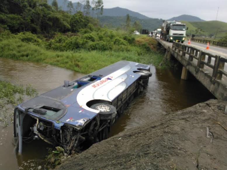 Acidente com ônibus que saiu de Vitória deixa dois mortos e 48 feridos no Rio