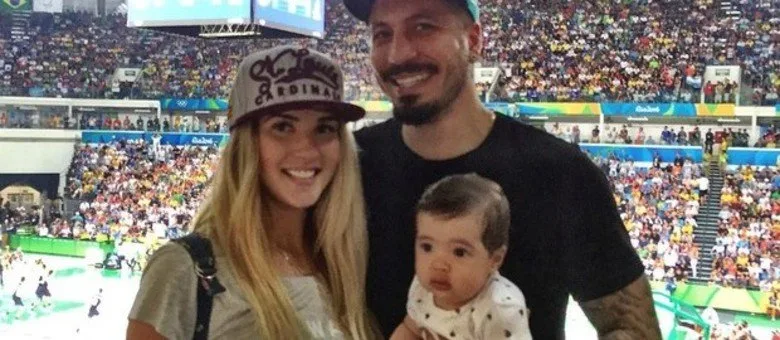 Aline Gotschalg e Fernando levam filho para assistir jogo de basquete