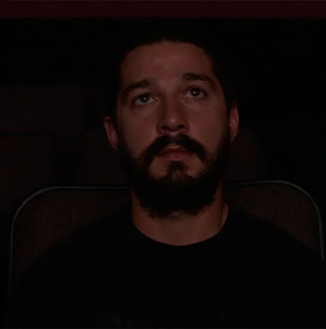 Shia LaBeouf está fazendo maratona de seus filmes no cinemas e ainda filmando suas reações