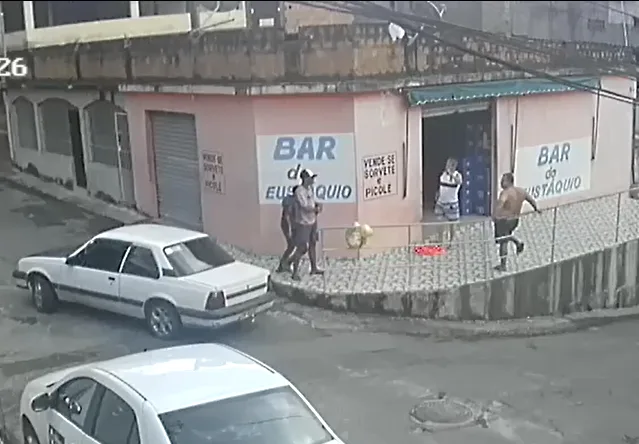 VÍDEO | Criminosos rendem e assaltam dois homens na porta de bar em Cariacica