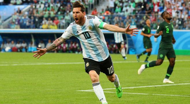 Messi marca, Argentina bate Nigéria no sufoco e pega França nas oitavas