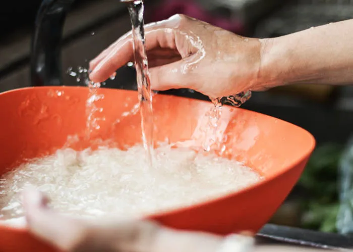 Você lava o arroz e o feijão antes do preparo? Especialistas comentam a prática!