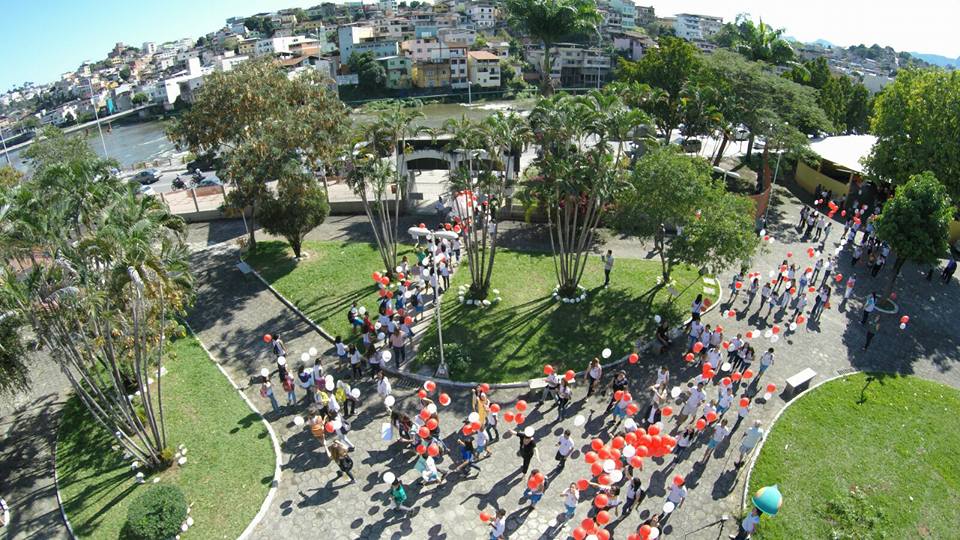 Ação ambiental mobiliza Cachoeiro com caminhada e soltura de balões com sementes de árvores nativas