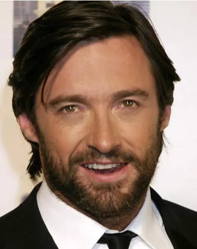 Hugh Jackman ajuda banhistas em praia na Austrália