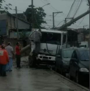 Caminhão bate em poste e duas pessoas ficam feridas em Itacibá