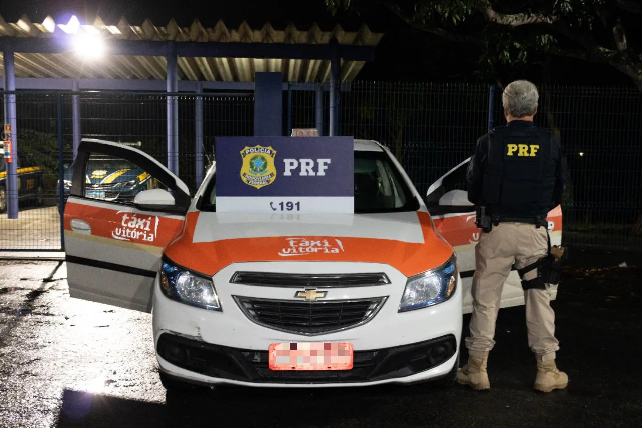 Taxista é vítima de assalto, foge dos criminosos ePRF recupera veículo após cerco policial