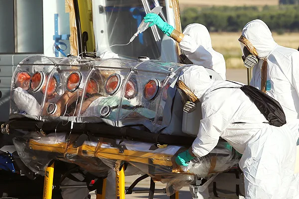 Ebola: OMS discute ética de uso de medicamentos experimentais