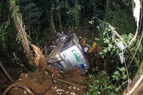 Sobe para 50 número de mortos em acidente com ônibus em Santa Catarina